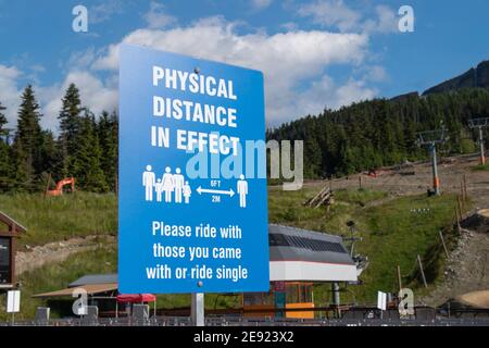 Blick auf Whistler Village Gondola Eingang mit Schild Physical Distance In Kraft Stockfoto