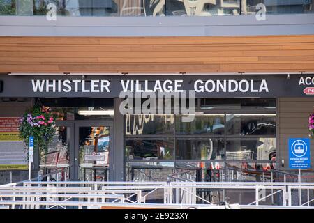 Whistler, Kanada - Juli 5,2020: Blick auf Whistler Village Gondola Eingang mit Schild Physical Distance in Effect Stockfoto