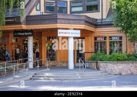 Whistler, Kanada - Juli 5,2020: Blick auf das Schild Affinity Rentals Store in Whistler Village Stockfoto