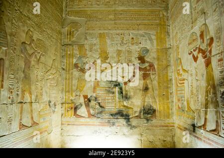 Blick auf eine Kapelle am Tempel zu Osiris bei Abydos in der Nähe von El Balyana. Der alte ägyptische Tempel zeigt den Pharao Seti I, der den Göttern Opfergaben darbringt. Stockfoto