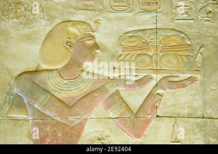 Altägyptische Reliefskulptur mit dem Pharao Seti I und einer Opfergabe für die Götter. Tempel von Osiris, Abydos nahe el Balyana, Ägypten. Ancie Stockfoto