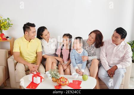 Familie feiern Chinese New Year Stockfoto