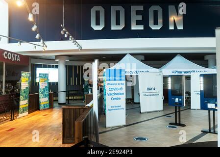 Aylesbury Odeon Kino während vorübergehend geschlossen für Pharmacy2U NHS Covid-19 Impfungen verwendet. Die Aylesbury Stadtzentrum Pop-up-Apotheke geführt Covid Impfstelle nutzt 4 Pavillon Stil Kabinen. Quelle: Stephen Bell/Alamy Stockfoto