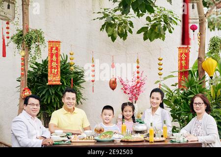 Glückliche Familie feiert Lunar New Year Stockfoto