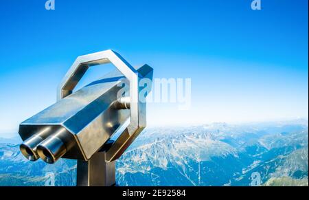 Fernglas für die Beobachtung in alpinen Bergen Stockfoto