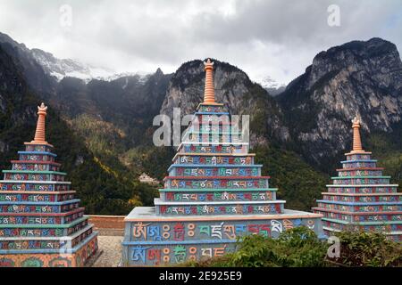 Blick über das abgelegene Kloster auf dem heiligen Berg Gezong. BalaGezong malerische Gegend in Yunnan China in der Nähe des berühmten Shangri La. Stockfoto