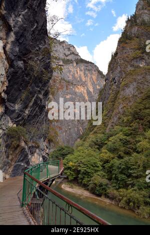 Grand Canyon und Fluss durch die BalaGezong landschaftlich schönen Bereich in Yunnan Provinz China.hoch in den Bergen in der Nähe Shangri La. Stockfoto