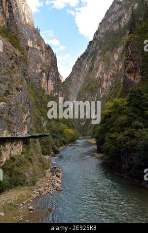 Grand Canyon und Fluss durch die BalaGezong landschaftlich schönen Bereich in Yunnan Provinz China.hoch in den Bergen in der Nähe Shangri La. Stockfoto