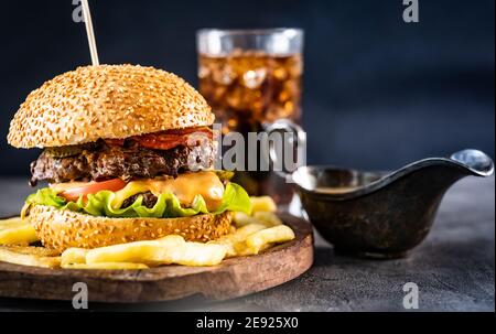 Appetitliche Burger und pommes auf Holzbrett Stockfoto