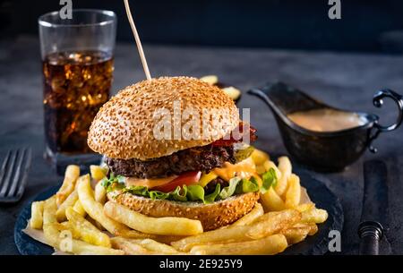 Nahaufnahme von traditionellen Burger mit pommes Frites Stockfoto