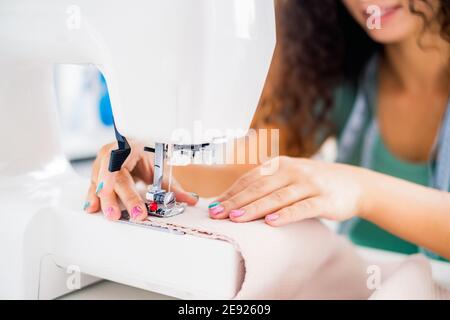 Nahaufnahme der nähenden weiblichen Hände Stockfoto