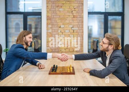 Zwei lächelnde Männer, die Schach spielen Stockfoto