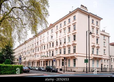 Blick auf die Kreuzung von Grosvenor Rd und St. George's Square, mit hohen weißen alten Reihenhäusern. Pimlico, City of Westminster, London, Großbritannien. Stockfoto