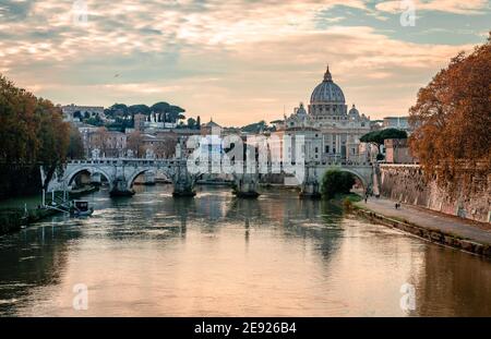 Blick auf die Ponte Sant'Angelo (St. Angelo-Brücke), die den Tiber mit der Kuppel des Petersdoms in der BA überspannt Stockfoto