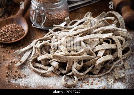 Hausgemachte Buchweizen Pasta Pizzoccheri, traditionelle Gericht der Region Lombardei in Italien Stockfoto