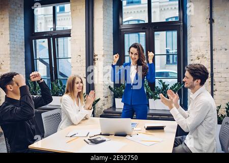 Erfolgreiche Geschäftsleute feiern im Büro Stockfoto