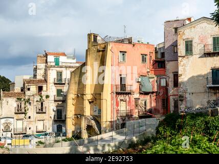 Blick auf alte und verlassene Gebäude im Zentrum der Hauptstadt von Sizilien. Foto von der Via Cappuccini. Stockfoto