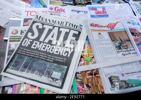 Yangon, Myanmar. Februar 2021. Myanmar Times Zeitung mit der Überschrift "Staat der Not" unter anderen Zeitungen zum Verkauf zu sehen sind auf dem Display einen Tag, nachdem das Militär des Landes festgenommen de facto Führer Aung San Suu Kyi und der Präsident des Landes in einem Putsch. Kredit: SOPA Images Limited/Alamy Live Nachrichten Stockfoto