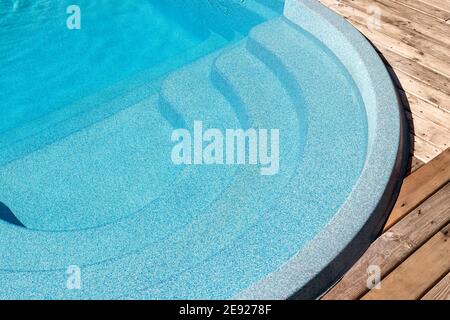 Neue moderne Fiberglas Kunststoff Schwimmbad Eingang Schritt mit sauber Frisches, erfrischendes blaues Wasser an einem heißen Sommertag Hof oder Resort Hotel Spa Stockfoto