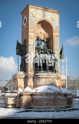 Taksim Republic Monument in Snowy Day in Istanbul City, Türkei Stockfoto