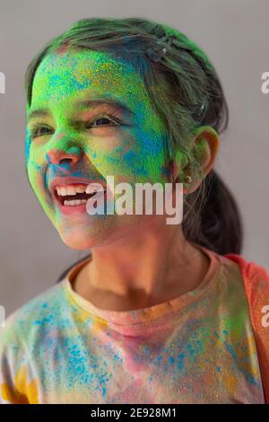 Nahaufnahme eines Mädchens, das Holi mit Farben feiert Ihr Gesicht Stockfoto