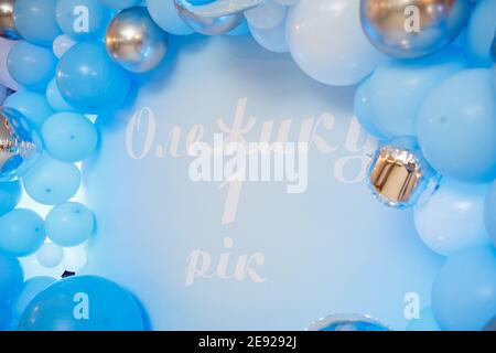 Fotobereich mit Luftballons. Jugendgeburtstag-Dekor. Festliche Dekoration. Ballons. Kinderparty Hintergrund. Festlicher Fotobereich in Blau. Stockfoto