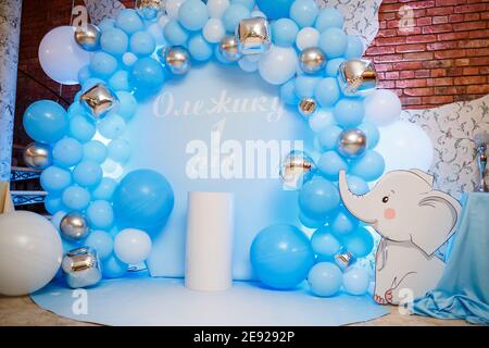 Fotobereich mit Luftballons. Jugendgeburtstag-Dekor. Festliche Dekoration. Ballons. Kinderparty Hintergrund. Festlicher Fotobereich in Blau. Stockfoto
