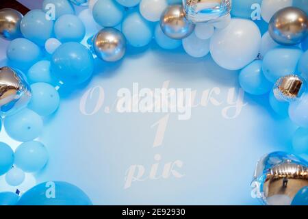 Fotobereich mit Luftballons. Jugendgeburtstag-Dekor. Festliche Dekoration. Ballons. Kinderparty Hintergrund. Festlicher Fotobereich in Blau. Stockfoto