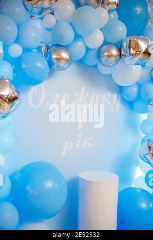 Fotobereich mit Luftballons. Jugendgeburtstag-Dekor. Festliche Dekoration. Ballons. Kinderparty Hintergrund. Festlicher Fotobereich in Blau. Stockfoto