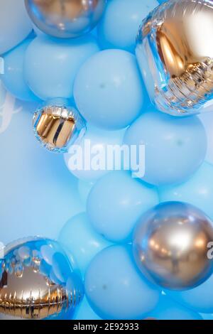 Fotobereich mit Luftballons. Jugendgeburtstag-Dekor. Festliche Dekoration. Ballons. Kinderparty Hintergrund. Festlicher Fotobereich in Blau. Stockfoto