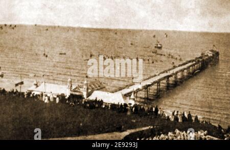 Ein altes Foto, aufgenommen in Scarborough, North Yorkshire, Großbritannien, zeigt den ursprünglichen North Bay Pier Stockfoto