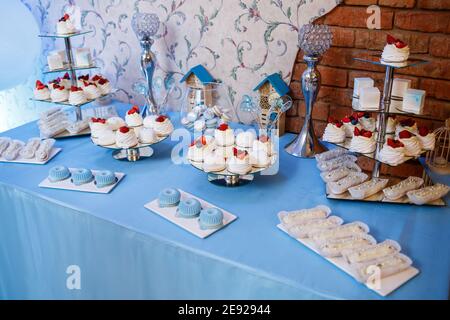 Süße Cupcakes und Kuchen für eine Kinderparty. Süßwaren. Stockfoto