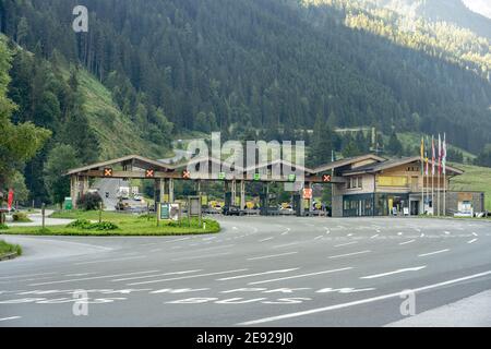 Ferleiten, Österreich - 8. Aug 2020: Mautstation Eingang zur Großglockner Hochalpenstraße im Sommer Stockfoto