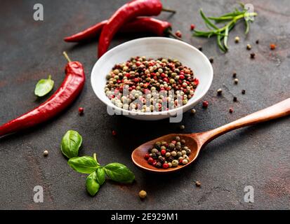 Rote Chili-Paprika-Hühneraugen und Schoten auf dunklem Hintergrund, Draufsicht Stockfoto