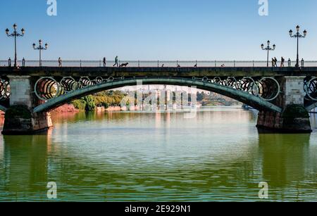 Puente de Isabel II (oder Puente de Triana), eine Brücke, die den Canal de Alfonso XIII des Flusses Guadalquivir überspannt. Sevilla, Spanien. Stockfoto