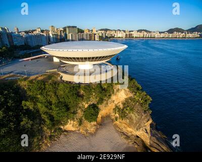 MAC Niteroi. Museum für Zeitgenössische Kunst von Niteroi. Architekt Oscar Niemeyer. Stockfoto