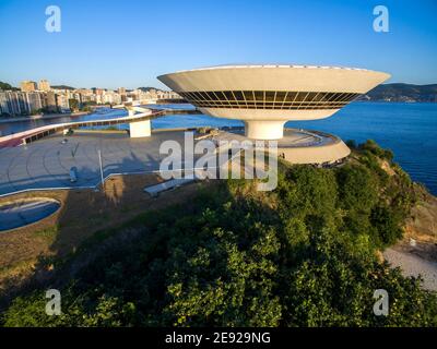 MAC Niteroi. Museum für Zeitgenössische Kunst von Niteroi. Architekt Oscar Niemeyer. Stockfoto