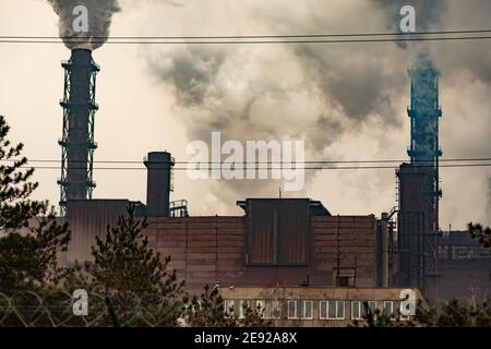 Verschmutzung der Umwelt durch eine metallurgische Anlage. Ökologische Probleme. Schwerindustrie verschmutzt die Luft. Stockfoto