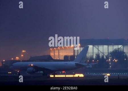 02. Februar 2021, Sachsen, Schkeuditz: Eine Boeing 757-222 von E-Cargo Airlines fliegt vom Flughafen Leipzig/Halle nach Afghanistan. Der Flughafen entwickelt sich weiterhin zu einem der wichtigsten Drehkreuze für Luftfracht in Europa. Obwohl die Passagierzahlen vor allem aufgrund der Corona-Pandemie zurückgingen, stieg der Frachtdurchsatz deutlich: 2020 stieg er um 11.7 Prozent auf knapp 1.4 Millionen Tonnen. Allein im Dezember stieg die Luftfracht um 35 Prozent. Dank einer speziellen Zertifizierung können auch empfindliche pharmazeutische Produkte am Flughafen gehandhabt werden, die c Stockfoto