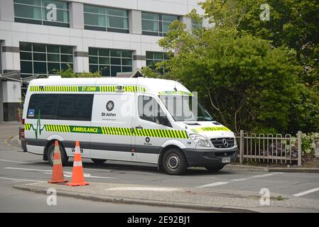 CHRISTCHURCH, NEUSEELAND, 30. DEZEMBER 2020; AM 30. Dezember 2020 VERLÄSST EIN weißer St. John Krankenwagen das Krankenhaus von Christchurch Stockfoto