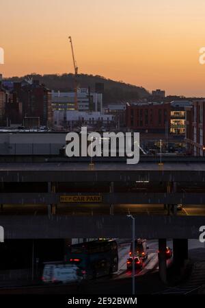 Sonnenaufgang über der Südseite von Nottingham City, aufgenommen von der Terrasse von Nottingham Castle Nottinghamshire England Stockfoto