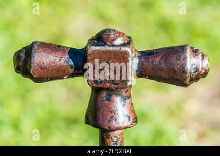 Vintage Wasserventil ein altes rostetes Wasserregelventil Stockfoto