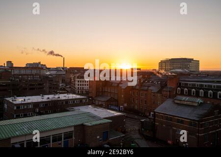 Sonnenaufgang über der Südseite von Nottingham City, aufgenommen von der Terrasse von Nottingham Castle Nottinghamshire England Stockfoto