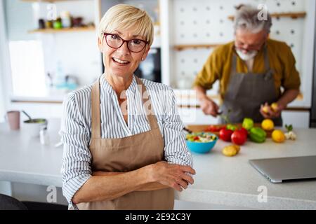 Ältere Paar Spaß haben, Kochen zusammen in der heimischen Küche Stockfoto