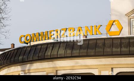 Starnberg, Deutschland - 19. Jan 2021: Commerzbank-Schriftzug und Logo auf der Starnberger Filiale. Typisches Zeichen der deutschen Bank. Stockfoto