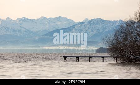 Schöne bayerische Landschaft mit Holzsteg, Starnberger See und alpen im Hintergrund. Stockfoto