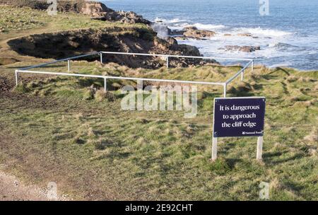 Ein Sinkloch und eine gefährliche Klippenflanke zwischen South Shields und Marsden, Nordostengland, Großbritannien Stockfoto