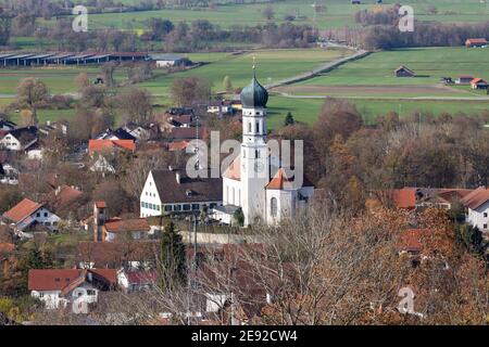 Pähl, Deutschland - 13. Nov 2020: Blick auf St. Laurentius. Typische katholische Kirche in oberbayern. Das Hotel liegt im Stadtzentrum von Pähl. Stockfoto