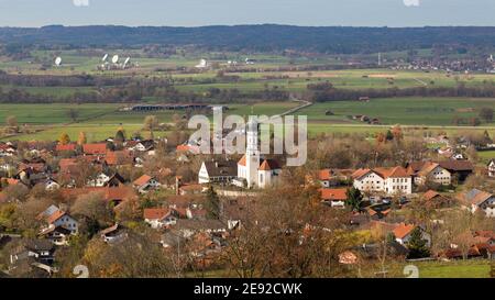 Pähl, Deutschland - 13. Nov 2020: Blick auf die Stadt Pähl mit der Kirche St. Laurentius. Im Hintergrund die Satellitenschüsseln von Raisting. Stockfoto