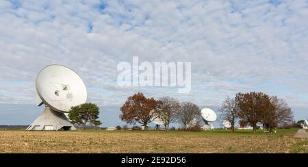 Raisting, Deutschland - 13. Nov 2020: Panorama mit Satellitenschüssel und Bäumen. Teil des Raisting Radome. Stockfoto
